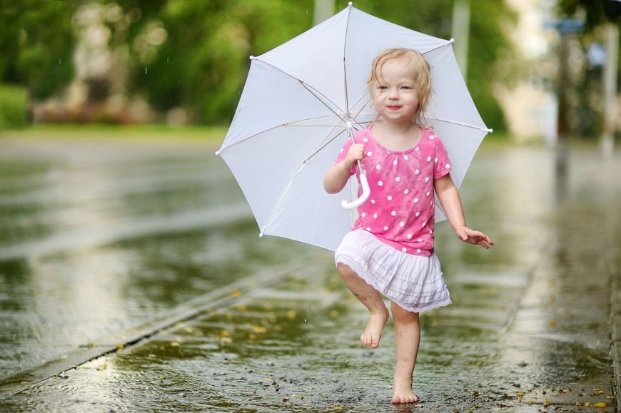 Miłość Jest Jak Spacer Podczas Drobniutkiego Deszczu Spacer w deszczu - Jak wzmocnić odporność dziecka latem? | WP parenting