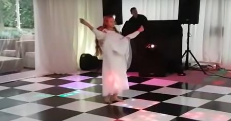 Wyszły na parkiet i się zaczęło. Film z wesela robi furorę w sieci