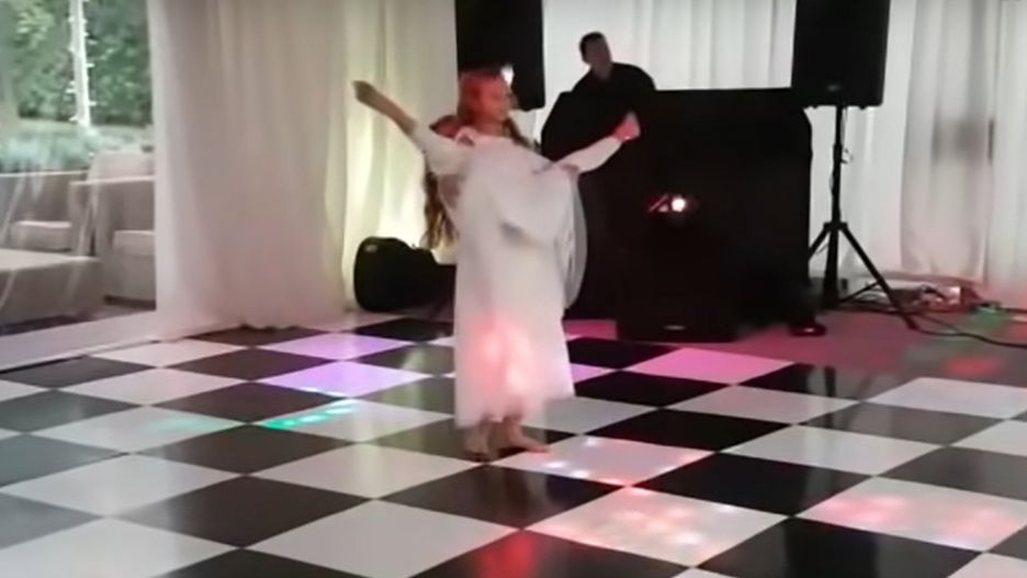 Występ, który wzrusza do łez. Dziewczynki zrobiły niespodziankę rodzicom