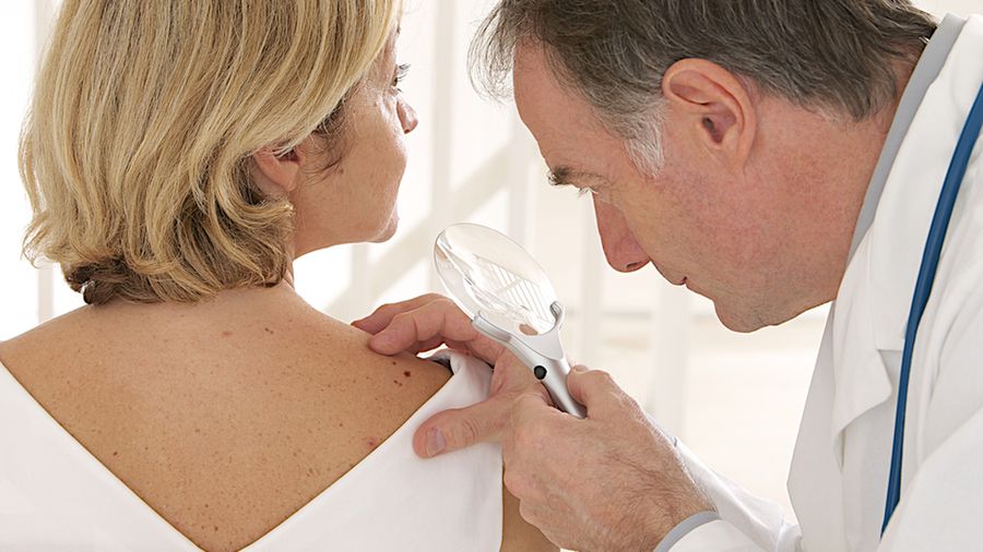 Usuwanie tłuszczaków nie jest bolesne. Przed zabiegiem pacjentowi podaje się znieczulenie.