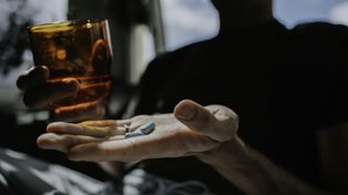 Napoje, którymi lepiej nie popijać leków. Połączenie toksyczne dla wątroby