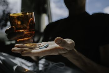 Napoje, którymi lepiej nie popijać leków. Połączenie toksyczne dla wątroby