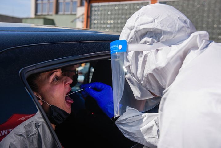 Reinfekcja SARS-CoV-2. Badania wskazują, że ryzyko jest znikome. Czy to oznacza, że ozdrowieńcy mogą się nie szczepić?