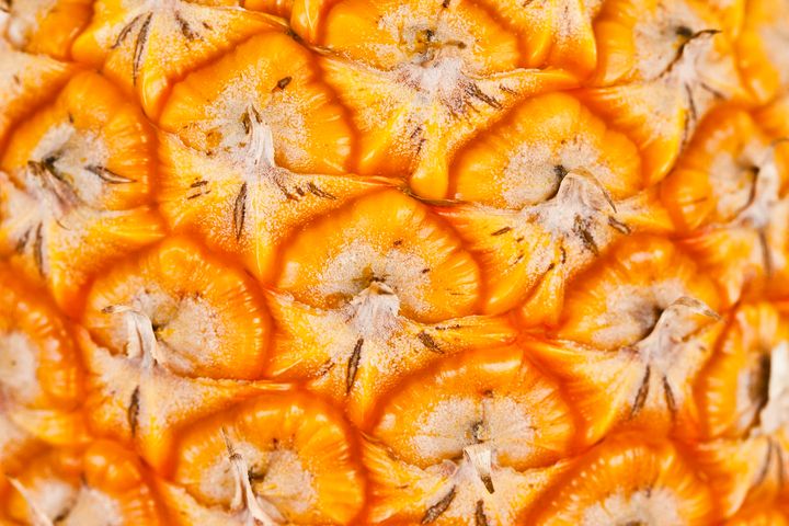 W badaniach in vivo wykazano, że bromelaina zawarta w ananasie ograniczała rozwój indukowanych polipów i guzów