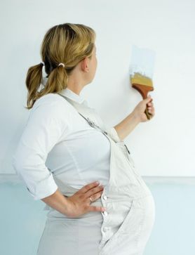 Czy w ciąży można malować mieszkanie lub lakierować drewno?