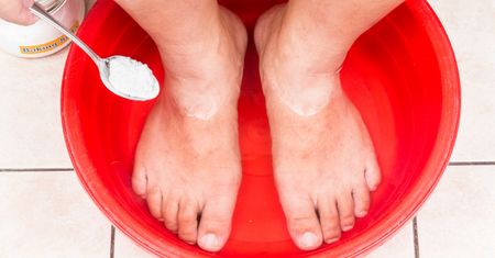 Sposoby na popękane i suche pięty