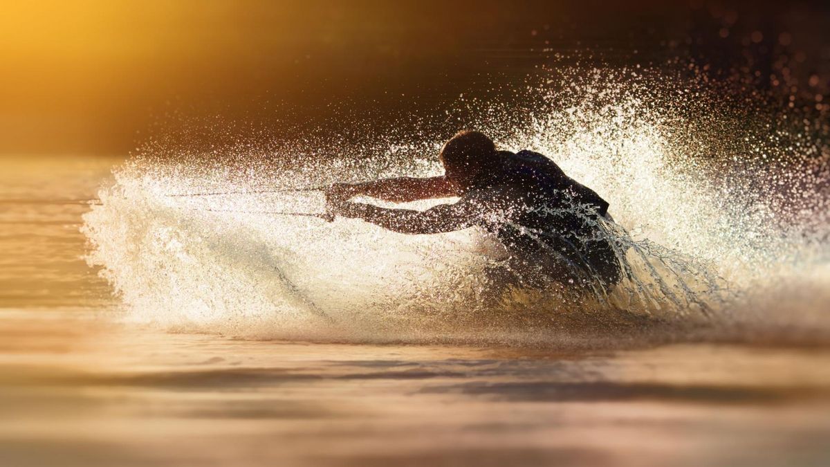 Wakeboard to coraz popularniejszy sport wodny, będący połączeniem nart wodnych, snowboardingu i surfingu.