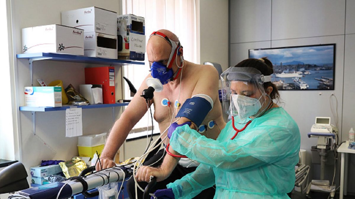 "Long COVID". Dlaczego nie wszyscy zakażeni koronawirusem wracają do zdrowia?