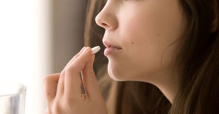Stosujesz antybiotyk? Kobieta powinna wybrać kobiecą osłonę!