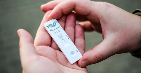 Po dziesięciu dniach test na COVID-19 nadal daje wynik pozytywny. Co robić?