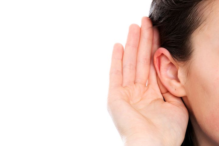 Akumetria jest jedną z najprostszych subiektywnych metod badania słuchu. Polega ona tym, że badający, stojąc od badanego w odległości około 4-6 metrów, wymawia szeptem słowa, które zawierają zarówno tony niskie, jak i wysokie.