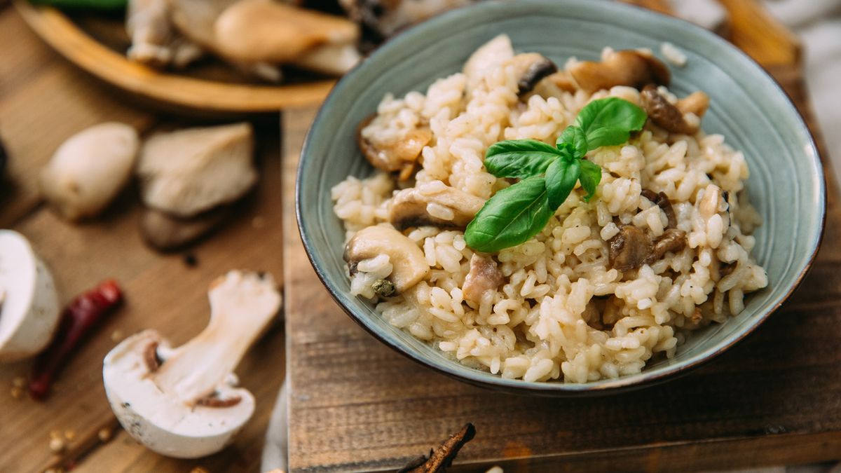Risotto z grzybami to danie kuchni włoskiej.