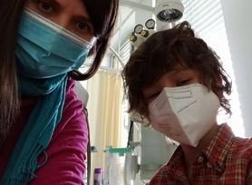 Onkologia dziecięca w dobie pandemii koronawirusa. Rodzice i dzieci jak w więzieniu. Prof. Chybicka: "To jedyny sposób na bezpieczne leczenie"