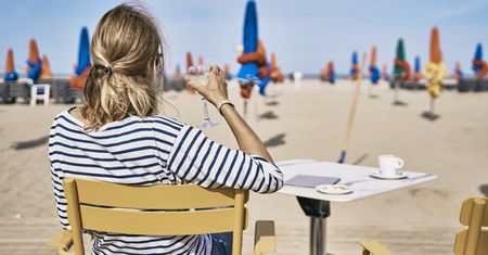 Zakazane na plaży i podczas biwaku. O tych produktach lepiej zapomnij latem
