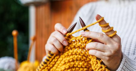 Coraz więcej osób wybiera "babcine hobby". Relaksuje i dobrze wpływa na mózg
