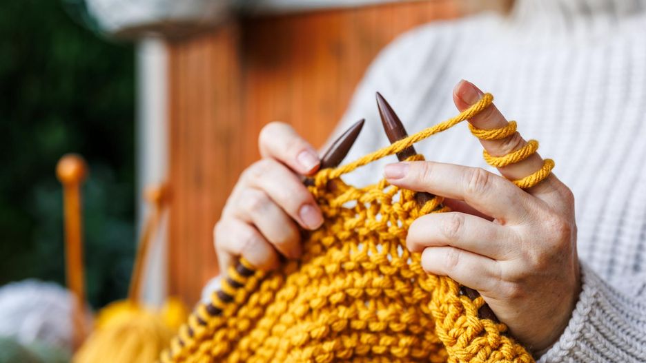 Coraz więcej osób wybiera "babcine hobby". Relaksuje i dobrze wpływa na mózg