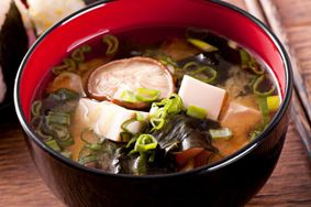 Zupa miso - przepis na zupę zapewniającą długie i zdrowe życie