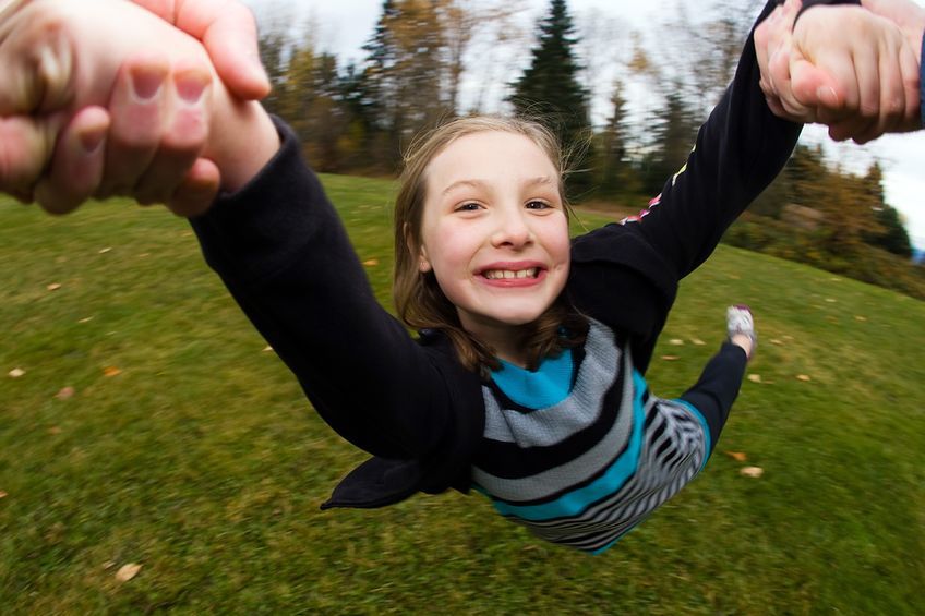 Niebezpieczne zabawy z dzieckiem. Możesz nieumyślnie wyrządzić mu krzywdę