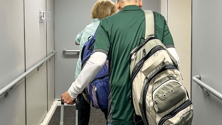 Musieli wysiąść z samolotu przez orzechy