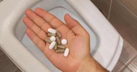 Tak Polacy postępują z lekami. "Generują problem"