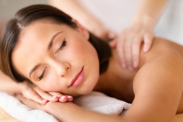 Technika Bowena, nazywana także terapią Bowena, to manualna terapia przypominająca masaż, która polega na wykonywaniu delikatnych i charakterystycznych ruchów