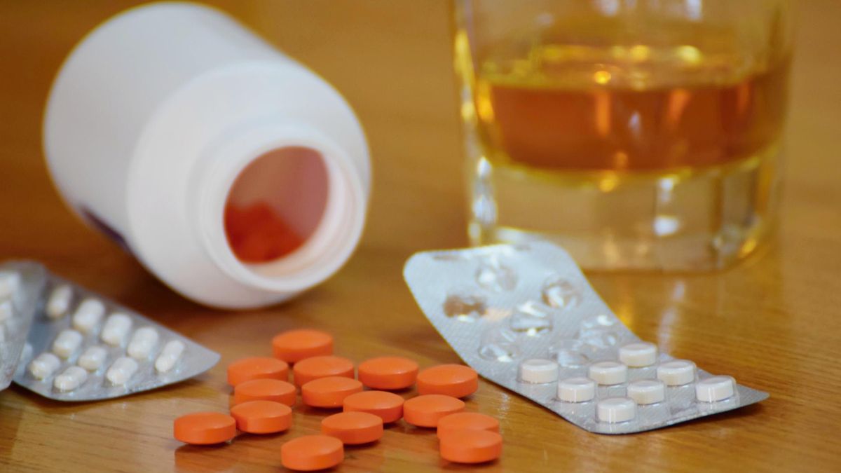 Wysypka, przyspieszone bicie serca, a nawet wymioty - takie mogą być skutki połączenia furaginy z alkoholem