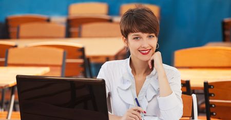 Koszule z dekoltem, które możesz założyć do pracy