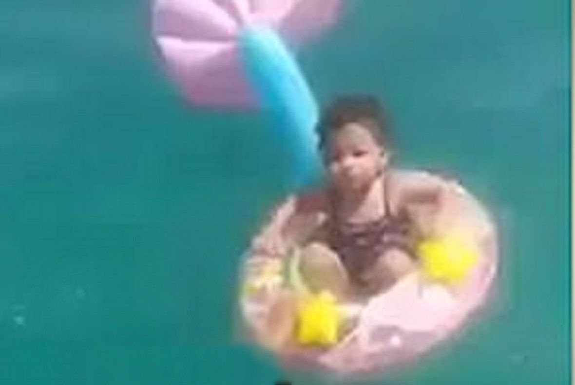 Dziewczynka na kole ratunkowym