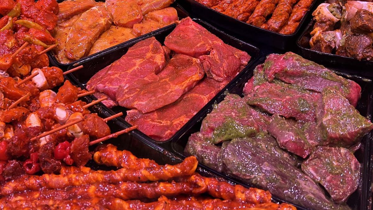 Dietetyk kliniczny ujawnia, co znajduje się w składzie gotowych mięs na grill