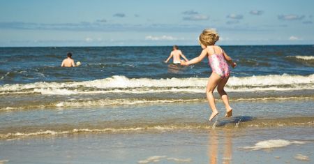 Fatalny finał zabawy na plaży. 2-latka nagle się osunęła