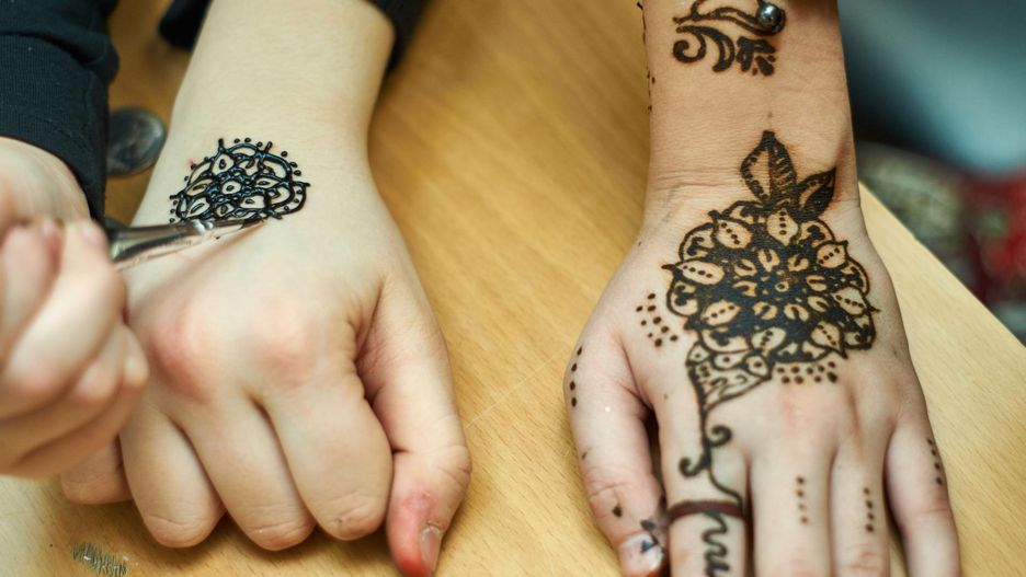 Zrobiła dziecku tatuaż z henny bez zgody rodziców. Są wściekli