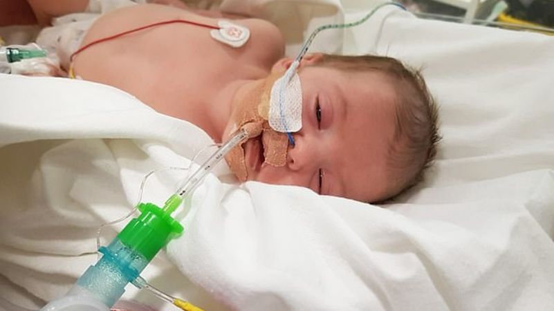 Mała Eliza była bliska śmierci wskutek infekcji po otrzymaniu pocałunku 