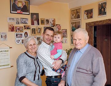 Albert Szułczyński z rodzicami Barbarą i Walerianem oraz córeczką Marysią