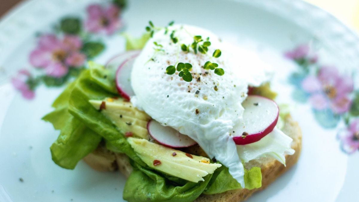 Jajka w koszulkach są gotowane bez skorupki.