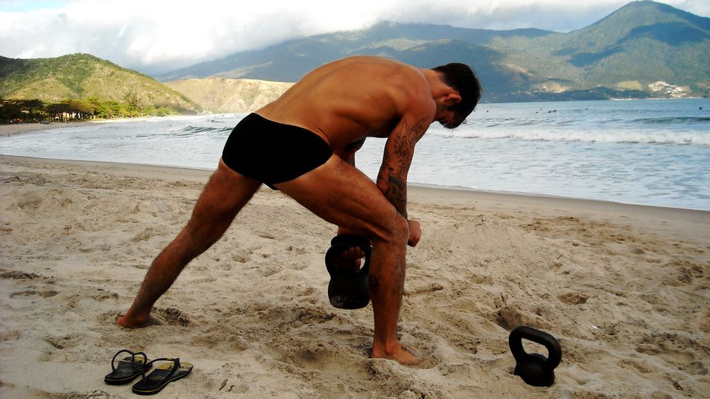 Ćwiczenia na uda warto wykonywać z dodatkowym obciążeniem.