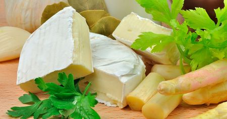 Ser pleśniowy. Kto może, a kto nie powinien go spożywać?