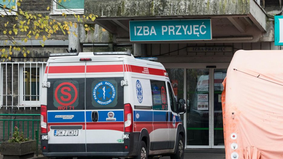 Chłopiec włożył rękę do sieczkarni. Ucięło mu palec