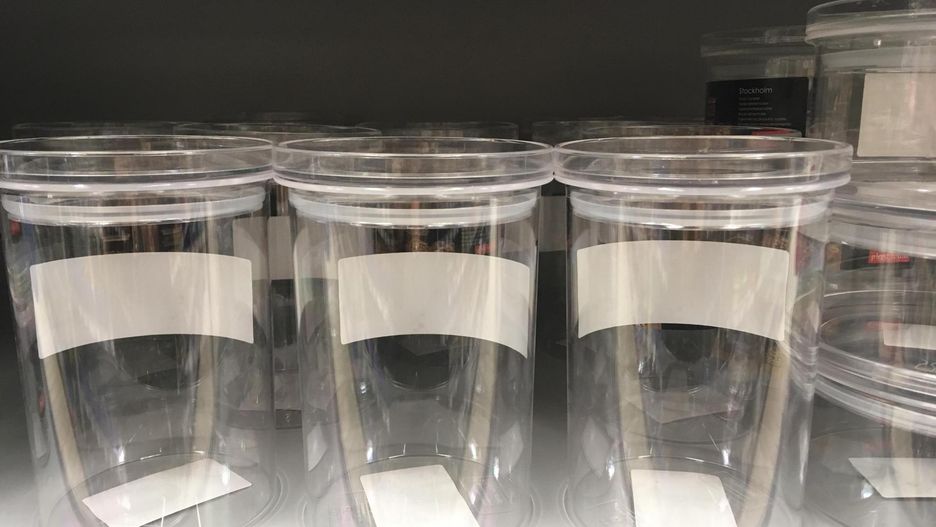 Naklejki z pojemników i naczyń ciężko usunąć