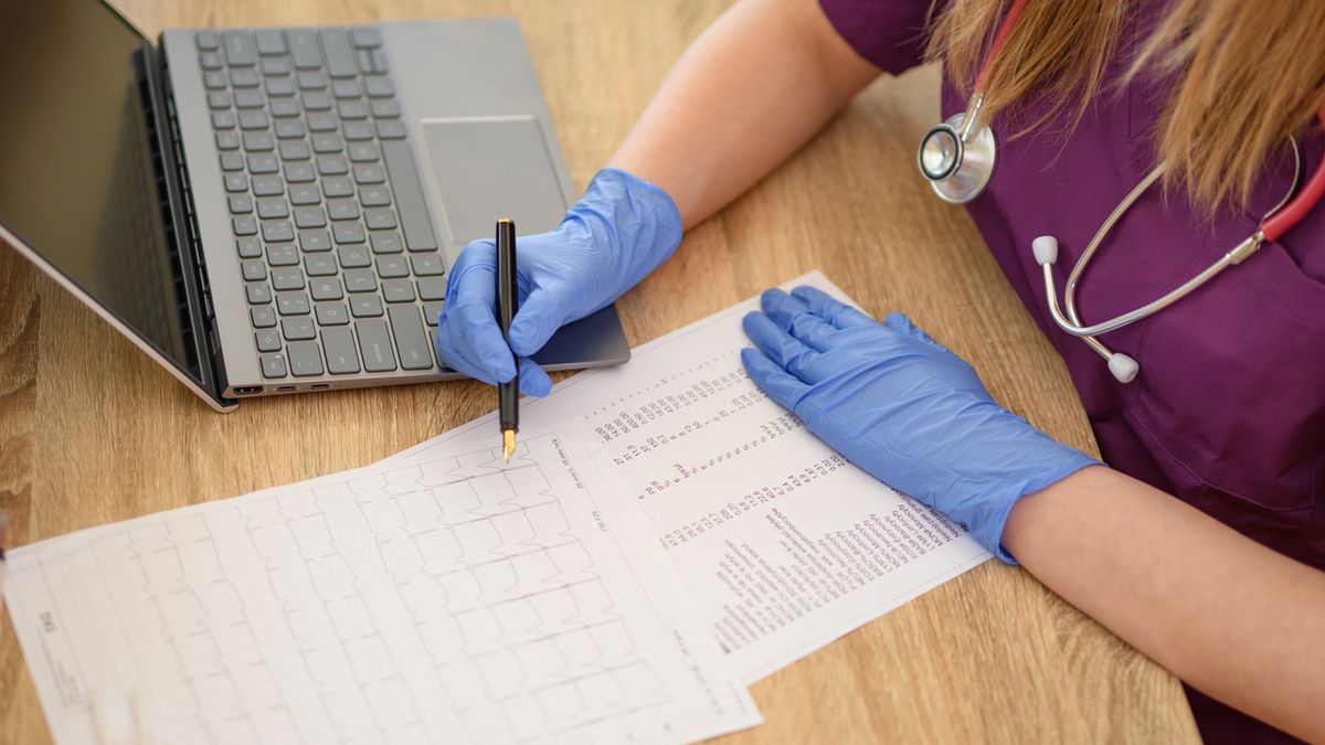 Lekarz medycyny pracy orzeka o zdolności pacjenta do podjęcia lub kontynuowania pracy.