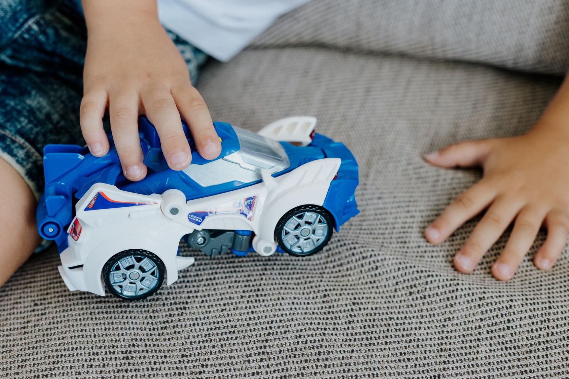 Oxor przeobraża się w radiowóz policyjny