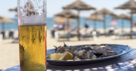 Mogą nieodwracalnie zniszczyć wątrobę. Wchodzą w interakcję z alkoholem