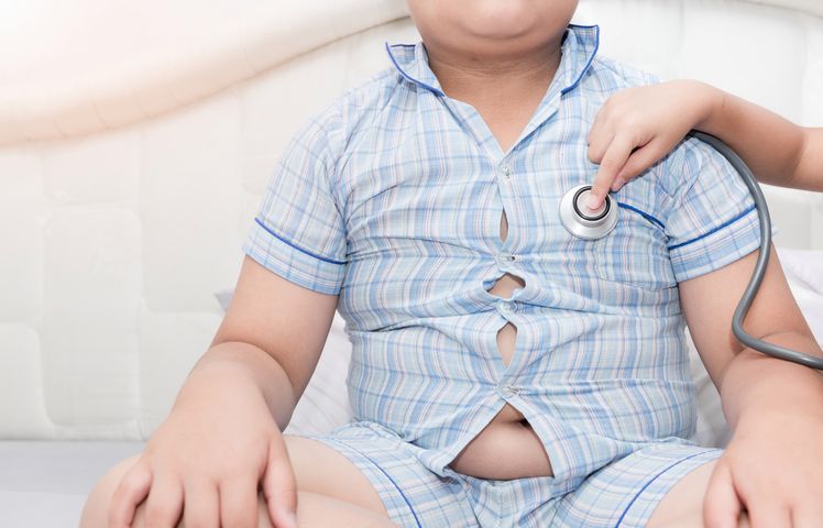 Dzieci z nadwagą są bardziej narażone na zawał serca lub udar w średnim wieku.