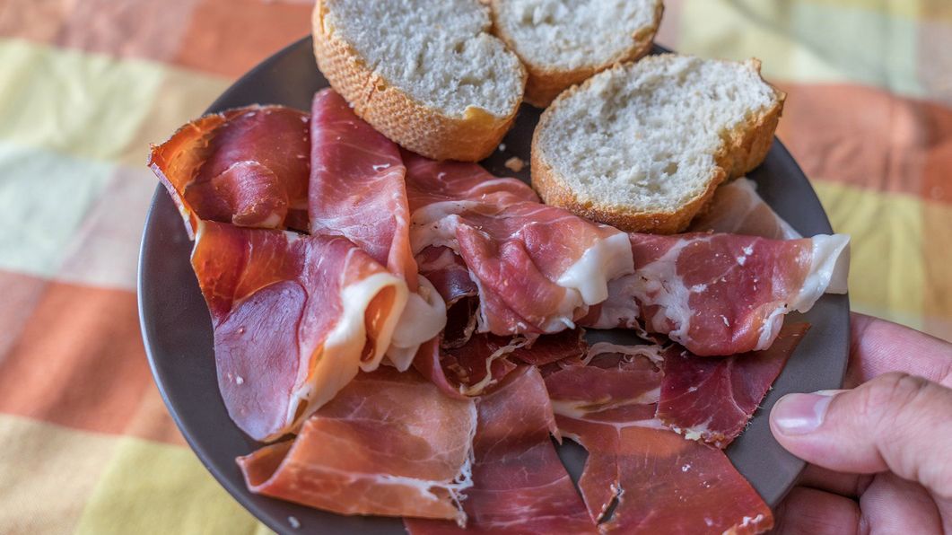 Wieczorem powinniśmy unikać produktów ciężkostrawnych, tłustych i rozgrzewających