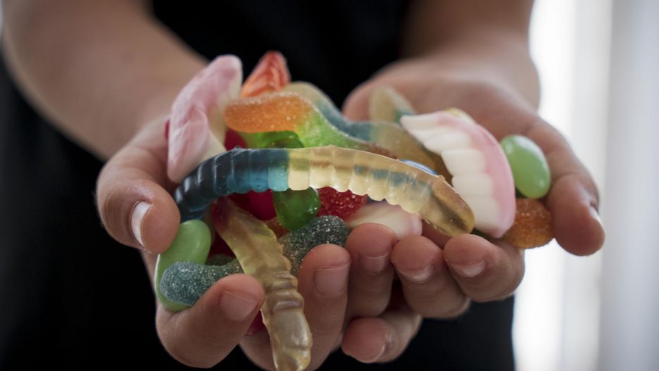 Wyglądają jak zwykłe żelki. Pięciolatki już lądują przez nie w szpitalach