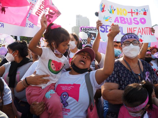 Protest przeciwko przemocy seksualnej wobec dzieci w Limie w Peru w 2022 roku