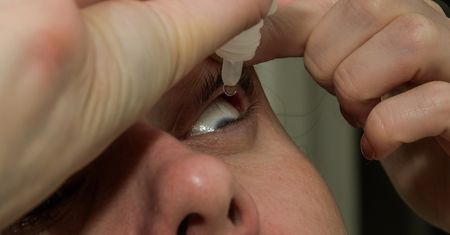 Bimatoprost – wskazania, przeciwwskazania, stosowanie, skutki uboczne