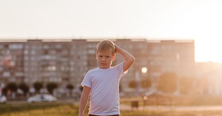 Nieodpowiedni strój do szkoły. Placówka w Niemczech zabroniła dzieciom noszenia dresów i leginsów