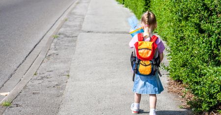 Plecak-walizka na kółkach czy tornister? Ortopeda odpowiada, jaki plecak jest najlepszy dla ucznia