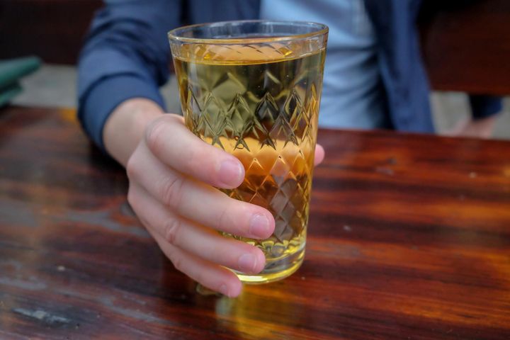 Alkohol zaburza pracę jelit i niszczy wątrobę
