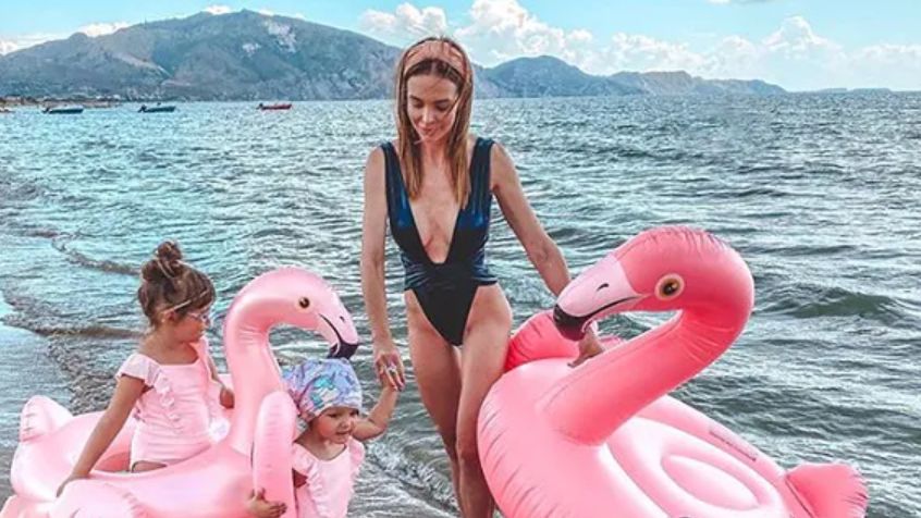 Anna Wendzikowska z dziećmi na plaży